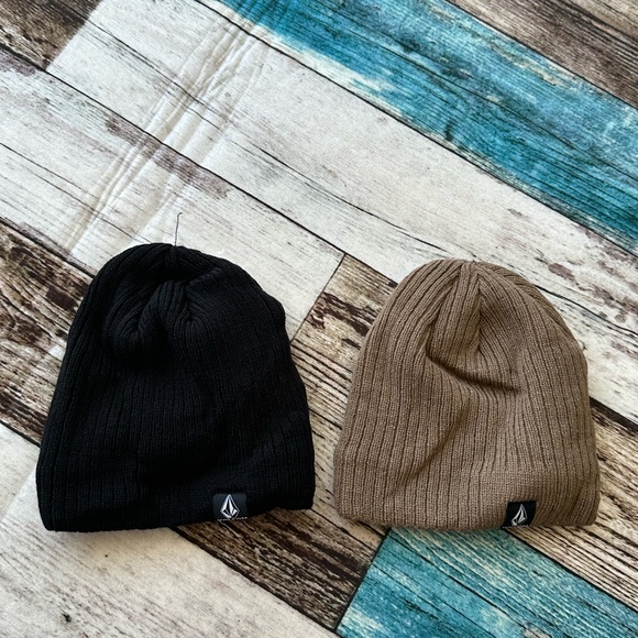 Bundle two nwot Volcom men’s beanies - Picture 1 of 5